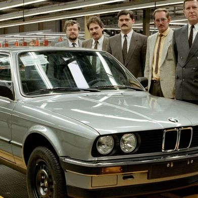 40 Jahre BMW-Werk Regensburg: Im Oktober 1986 lief das erste Fahrzeug – ein BMW 3er (E30) – vom Band.  (Bild: BMW)