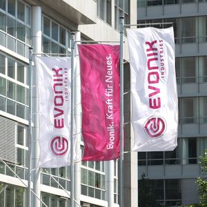 Evonik plant die Neuordnung der Konzernstruktur. Das Management soll sich dabei stärker auf die strategische Weiterentwicklung konzentrieren.