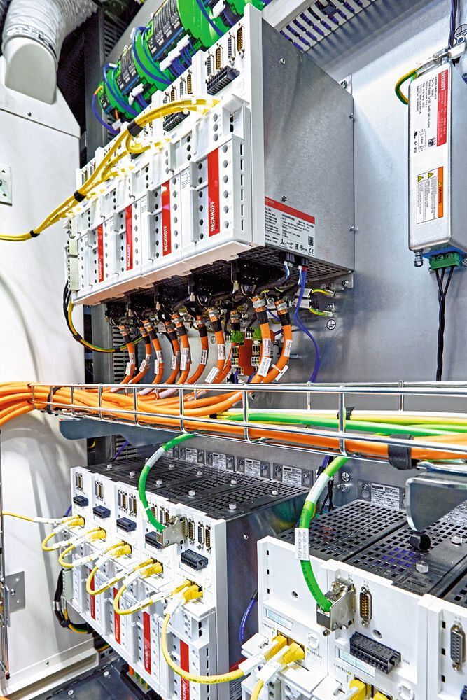 Neben der kompakten Antriebstechnik von Beckhoff kommen auch die Servoverstärker AX5000 zur Ansteuerung der Servomotoren AM8000 zum Einsatz, die One Cable Technology (OCT) minimiert den Verkabelungsaufwand. 