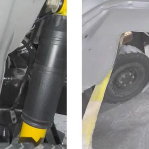 Während es beim voherigen Türschloss nur einige Millimeter Versatz waren, waren es bein den Haltern, die die Karosserie des Toyota mit dem Chassis verbinden sollen gleich mehrere Zentimeter. So hatte Jungcheng den Halter platziert (li.), und so gehört er tatsächlich angebracht (re.): rund 5cm tiefer und 2,5cm weiter vor.(Bild:  Screenshot Greg's Restorations)