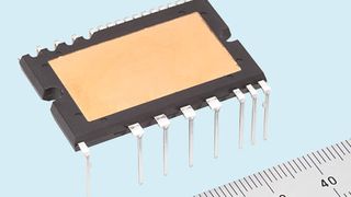 Extrem kompakt: Das Super-Mini-DIPIPM ist von 5 bis 35 A/600 V verfügbar und hat auf dem Leadframe die CSTBTs, FwDis und das HVIC integriert (Bild: Mitsubishi)