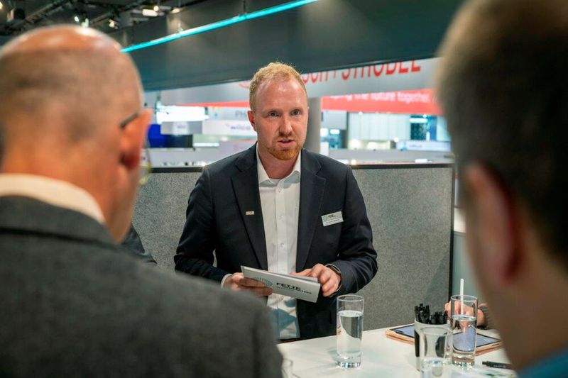 Dr. Marten Klukkert, VP Customer Development, bei der Pressekonferenz . (Bild: Fette Compacting)