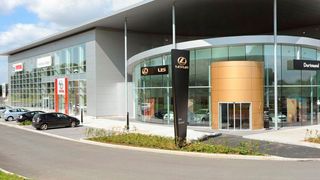 Das Toyota- und Lexus-Autohaus von Weber in Dortmund. (Weber)