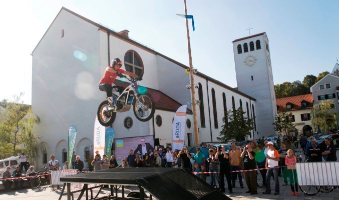 Fahrvorführungen in Starnberg auf einem Trial-Motorrad von electric motion (Bild: ePROJEKT)