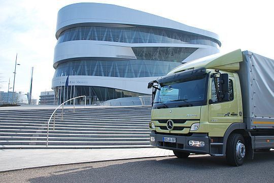 Moderner Truck vor moderner Architektur: Atego Hybrid und das Mercedes-Museum in Stuttgart. (Archiv: Vogel Business Media)