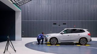 Messungen im neuen Aeroakustik Windkanal der BMW Group. (Bild: BMW)
