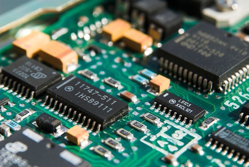 Der Beruf des Elektronikers gehört laut Online-Portal zu den zukunftssichersten in Deutschland. Elektroniker verdienen im Schnitt 41.600 Euro jährlich. (gemeinfrei)