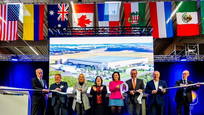 Mit der offiziellen Eröffnungszeremonie wird das neue PDC in Maßbach eingeweiht. Von links: Dietmar Scheiter (DAF-Aufsichtsrat), Matthias Klement (Bürgermeister), Susanne Weizendörfer (Regierungspräsidentin Unterfranken), Laura Bloch (Vizepräsidentin Paccar), Dorothee Bär (Bundestagsabgeordnete CDU/CSU), Harald Seidel (DAF-Präsident und Vizepräsident von Paccar), Thomas Bold (Landrat Bad Kissingen) und Dick Leek (General Manager Paccar Parts Europe).(Bild:  DAF Trucks)