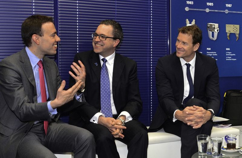 Auch der baden-württembergische Finanz- und Wirtschaftsminister Nils Schmid (links) informierte sich bei Henrik A. Schunk und Jens Lehmann über die bedeutendsten Momente aus 30 Jahren Greifkompetenz. (Bild: Schunk)