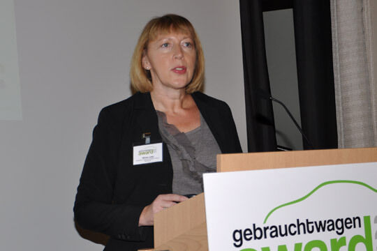 Silvia Lulei, Chefredakteurin »Gebrauchwagen Praxis«, stellte die bestplatzierten Teilnehmer des Gebrauchtwagen Award 2011 vor. (Wehner)