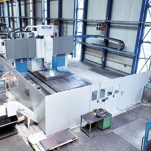 Bild 1: Die Portalfräsmaschine PFSG 100 in der Halle des Werkzeugstahllieferanten Kontur. 