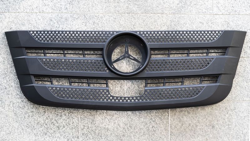 Frontziergitter des Re-Econic-Demonstrators von Daimler Truck. Das Bauteil basiert auf einem neuen PLA-Compound und zeigt, wie biobasierte Kunststoffe für anspruchsvolle Anwendungen im Nutzfahrzeugbereich eingesetzt werden können. (Bild:  Fraunhofer ICT)