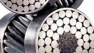 Sowohl die Drähte im Kern als auch die Aluminium-Zirkonium-Drähte im Mantel tragen zur Zugfestigkeit der neuartigen Hochtemperatur-Leiterseile, die von Wissenschaftlern der RWTH Aachen entwickelt wurden, bei. Sie sollen die Transportfähigkeit bereits bestehender Stromtrassen nahezu verdoppeln. (3M Deutschland)