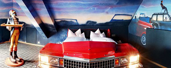 Der Traum vom Auto aus vergangenen Tagen: Ein Stuttgarter Hotelier ermöglicht ihn – jedenfalls bildlich gesprochen. Wer will kann in Stuttgart in einem Mercedes 280 übernachten, aber auch in einem VW Käfer oder Cadillac.(Foto:  V8 Hotel/Frank Hoppe)