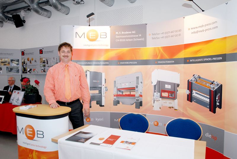 Alessandro Cesarini von M. E. Bruderer präsentiert Maschinen für die Stanz- und Umformtechnik z.B. Hochleistungs-Stanzautomaten für Steckverbinder und intelligente Spindel-Pressen für Hybridfertigung. (Archiv: Vogel Business Media)