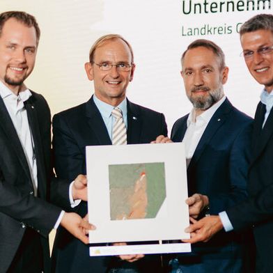 Mink wird vom Landkreis Göppingen ausgezeichnet: Benjamin Zondler (Mink), Gernot Imgart (IHK), Michael Müller (Mink) und Daniel Zimmermann (Mink) (v.l.). (Bild: Daniel Gimmer)