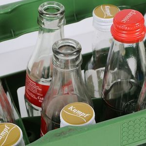 Durchmischte Leergutkästen: Mit höchster Prozesssicherheit werden Flaschen nach Größe, Kontur, Farbe, Material und Etikettierung detektiert, aussortiert und ersetzt.