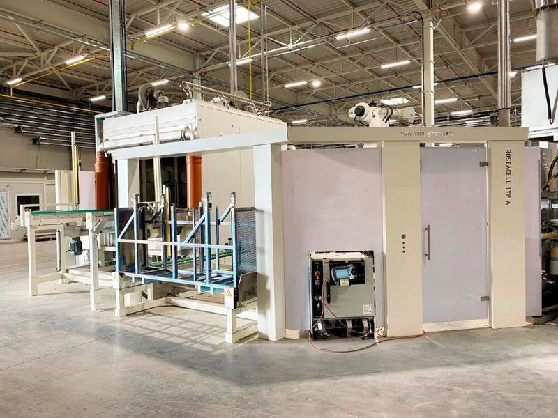 Blick auf die Reinigungsanlage für Batteriewannen, wie sie MTM entwickelt hat. Das erste Bild zeigt den Roboter, der die Bauteile automatisch durch die Tauchbäder fördert. (Bild: Th. Isenburg)