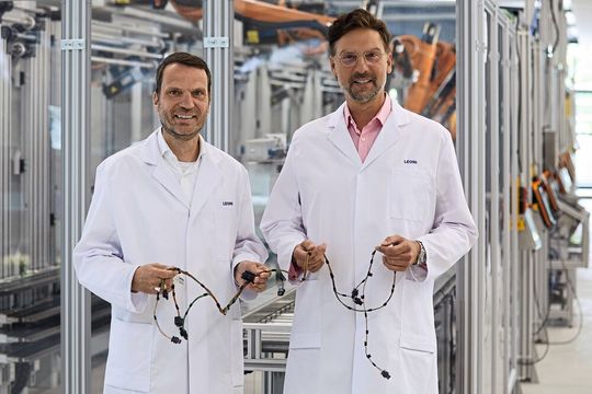 Walter Glück (l.) und Ingo Spengler: „Zonalen Bordnetzen gehört die Zukunft. Sie bieten in Entwicklung und Fertigung so viele Vorteile, dass sie sich in den kommenden Jahren mehr und mehr im Markt durchsetzen werden.“(Bild:  www.jochenschreiner.de)