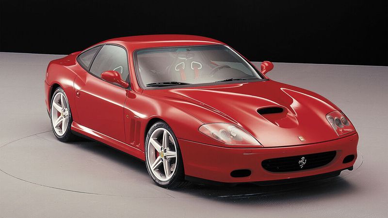 Den 575 bot Ferrari von 2002 bis 2006 an. Er wurde als Coupé 575M Maranello und im Jahr 2005 auch als Roadster 575 Superamerica verkauft. Der Ferrari 575 löste den 550 ab, von dem er die nur leicht retuschierte Karosserie übernahm. Der 575 bekam jedoch einen größeren Motor mit 5,75 statt 5,5 l Hubraum, daher der neue Name. Zusätzlich wurde der Zahl ein M für Modificato angehängt (Bild: Ferrari)