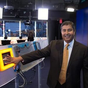 Sanjay Mehrotra, President und CEO von Sandisk läutet die NASDAQ-Glocke zur Eröffnung des Handelsbeginns.