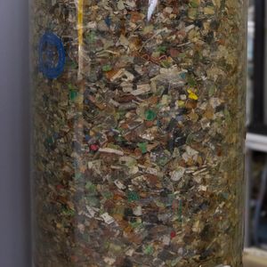 Elektroschrott im Biomining-Reaktor (Bild: Fraunhofer IGB)