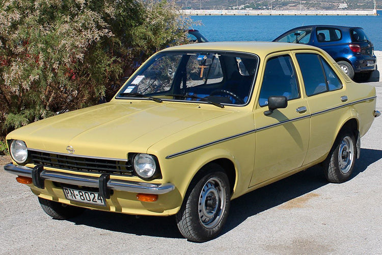 Opel Kadett C: 11.450 Euro (134,87 %) (1973-77 Opel Kadett limousine / Charlie / CC BY 2.0)