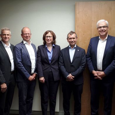 Die Vorstandsmitglieder des Verbandes der Mineralfarbenindustrie: Joachim von Schlenk, Michael Ertl, Ulrich Kabelac, Dr. Heike Liewald, Martin Fabian, Dr. Emmanuel Auer und Dr. Andreas Stohr (v.l.n.r.). 
 (Bild: VdMi)