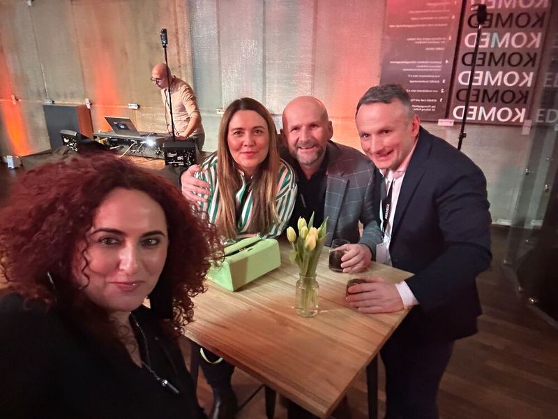 Besa (IT-BUSINESS) mit Aline Gauthier (Samsung), Tom Kompes (Littlebit) und Wojtek Rudko (Samsung) überlegen, ob sie Köln unsicher machen sollen? (Bild: Vogel IT-Medien GmbH)