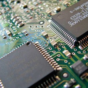 Hauchdünne Aluminium-, Kupfer- oder Golddrähte: Sogenannte Wire Bonder verdrahten die Halbleiter, in denen die elektronischen Schaltungen realisiert sind, mit anderen Bauteilen und dem Chipgehäuse.