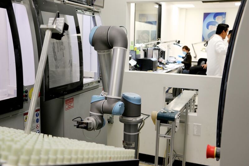 Bei Glidewell Laboratories arbeiten bald sieben UR5-Roboterarme. Sie bedienen jeweils vier CNC-Fräsmaschinen. (Bild: Universal Robots)