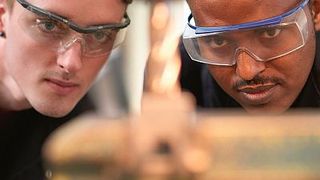 Das Azubi-Patenmodell hat sich bei Rittal bewährt: Gleichaltrige Azubis stehen den Flüchtlingen zur Seite, sind Ansprechpartner und Helfer bei schulischen, beruflichen und persönlichen Herausforderungen. (Bild: Friedhelm Loh Group/Rittal)