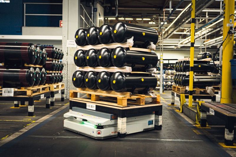 Zentimetergenau liefert die KMP 1500P 100-Liter-Druckluftkessel zu einer Schweissstation. (Bild: Kuka)