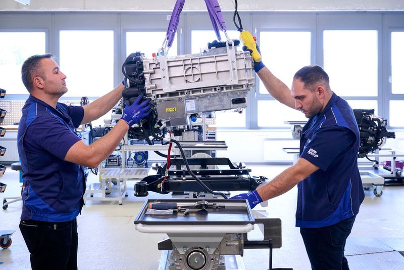 BMW hat am Standort Garching mit der Produktion von Brennstoffzellen begonnen. BMW hat am Standort Garching mit der Produktion von Brennstoffzellen begonnen.