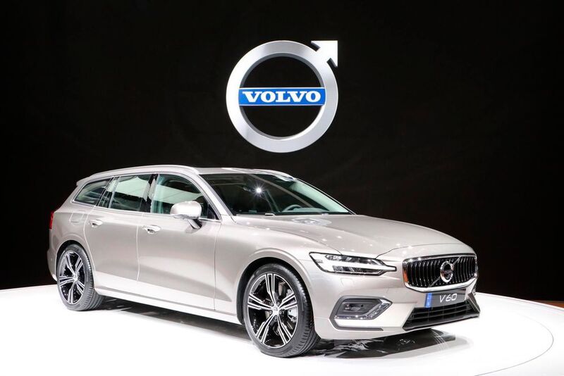 Der neue Volvo V60 wurde am Genfer Salon gleich zum „Car of the Year„ gewählt. Der kompakte Kombi basiert auf einer fast reinen Stahlkarosserie – zum Schwedenstahl gesellt sich eine Motorhaube aus Aluminiumblech. (KLasing)