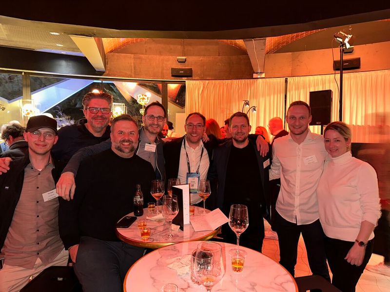 Dirk Schäfer (Samsung) mit (v. l.) Tim Eder (Carl Zeiss), Marco D‘ Aurelio Marius Menschel-Goetz, Stefan Renz (Cancom), Jonas Kaufmann (Hartmann, Mathias und Partner), Heiko Fuchs (Carl Zeiss) und Sina Wolf (Cancom) (Bild: Vogel IT-Medien )