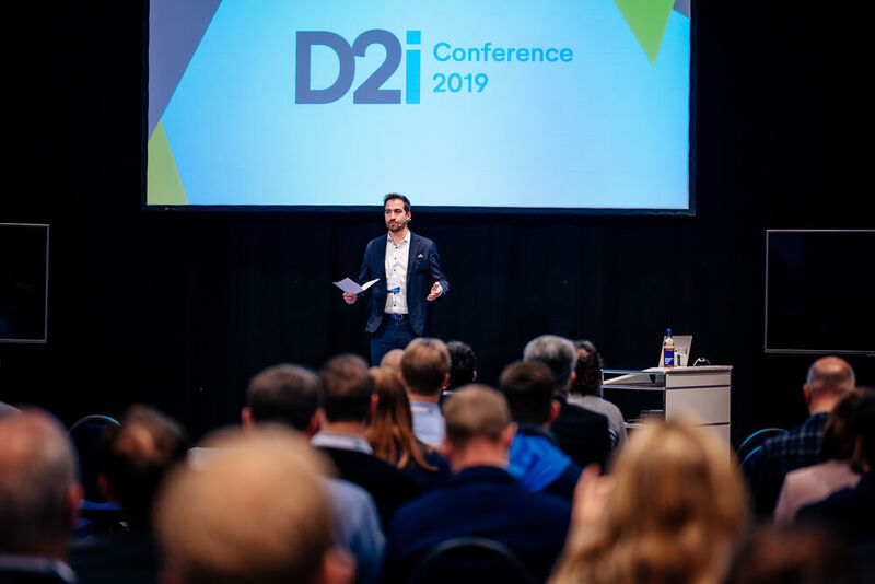 Stefen Mrozek, geschäftsführender Gesellschafter der Startup Landschaft und Veranstalter der D2i Conference eröffnet einen Tag voller Gespräche und Informationen. (Besim Mazhiqi)