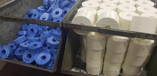 (ThorPlas-Blue und SXL-Material von Thordon bereit zur Bearbeitung für die Montage.  Bild: Thordon Bearings)