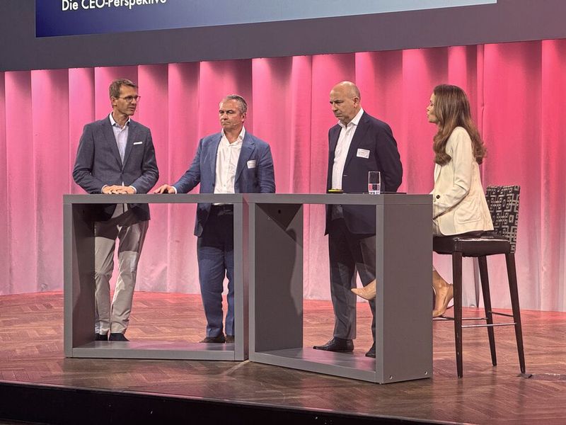 Die CEO-Persketive am Swiss Telecommunications Summit am 25. Juni 2026 in Bern: die CEO Christoph Aeschlimann von der Swisscom, André Krause von Sunris und Massimiliano Nunziato von Salt. (Bild: Anne Richter, VCG)