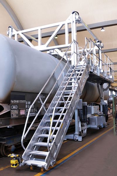 Die Arbeitsbühne der Günzburger Steigtechnik bietet dem Alstom-Wartungsteam ein Höchstmaß an Sicherheit und Flexibilität bei der Wartung von Kesselwagen. Der Aufstieg auf den mobilen Dacharbeitsstand erfolgt über eine höhenverstellbare Variotreppe. (Bild: Günzburger Steigtechnik)
