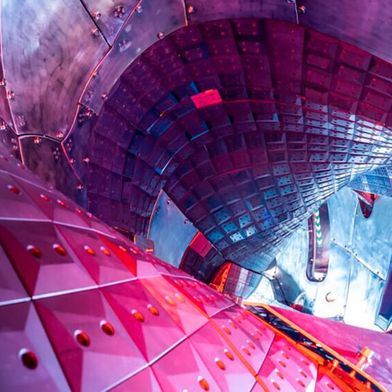 Ein Blick in das Vakuumgefäß des „Wendelstein 7-X“ in Greifswald. (Bild: MPI für Plasmaphysik, Jan Hosan,)