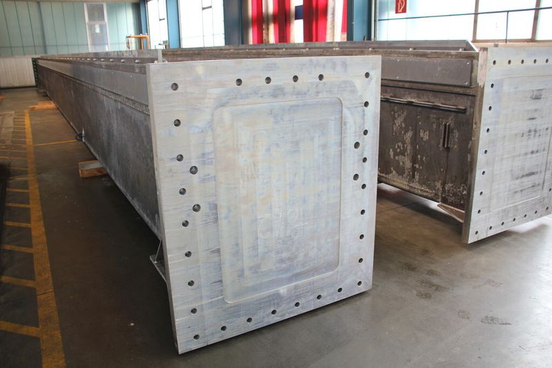 Die Teilen messen sage und schreibe 22 m und sindt Tragsäulen für ein großes Regalbediengerät, das später in einem Aluminiumwerk fertige Aluminiumcoils in ein gigantisches Hochregallager einsortiert. (Sonnenberg)