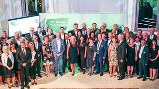 Zum deutschen Skoda-Vertriebsnetz gehören 44 Autohäuser, die seit 25 Jahren mit Skoda Auto Deutschland zusammenarbeiten, also seit der Ausgabe der ersten Händlerverträge im Jahr 1993. (Skoda)