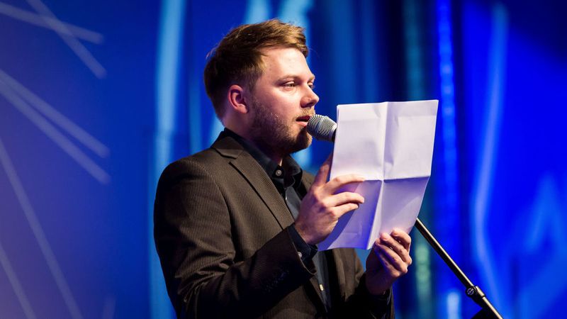 Poetry Slammer Christian Ritter brachte den Abend immer wieder mit seinen zündenden Wortbeiträgen humoristisch auf den Punkt. (Stefan Bausewein)
