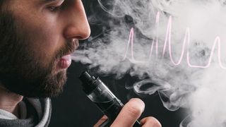 Abb. 1: Konsumten von E-Zigaretten inhalieren ein Aerosol, das von einer aromatisierten Flüssigkeit (Liquid) herrührt, die elektrisch verdampft wird. (©Prostock-studio - stock.adobe.com)