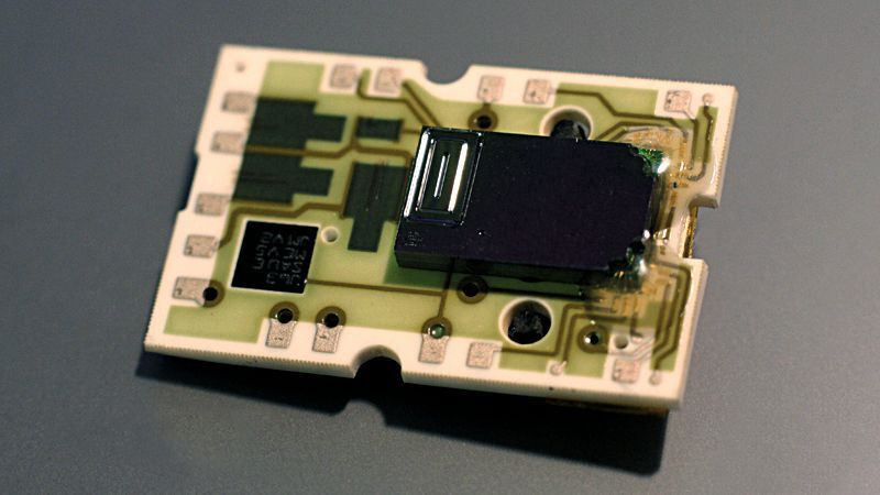 Bild 3: Leiterplatte mit pumpendem Mikrochip (Mikromembranpumpe), der das Herzstück der Jewel-Pump bildet.  (Bild: Debiotech)