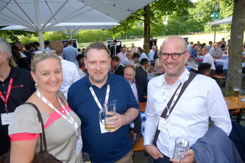 Elke Winkler, pilot, mit Thomas Reinhardt, S&K, und Sven Beinlich, P.O. S. Television. (Bild: IT-BUSINESS)