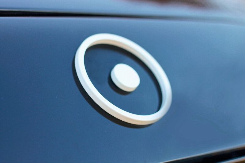Möglicherweise wird man dieses Logo häufiger sehen: Etwa 9.800 Sion sind derzeit vorbestellt, insgesamt hat sich Sono Motors Batterien für etwa 260.000 Fahrzeuge reserviert. (Sono Motors)