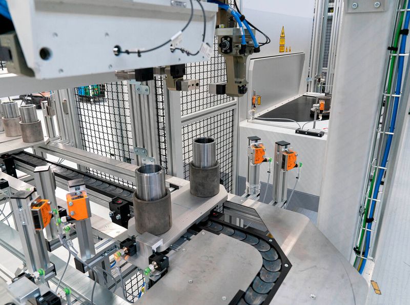 Damit das Laserschweißen von Rotorwellen mit der ELC6 von Emag Lasertec noch schneller geht, gibt es einen Portallader, der die Einzelteile vom Automatisierungssystem entnimmt und sie auf den Rundtisch der Schweißmaschine legt. (Bild: Emag Lasertec)