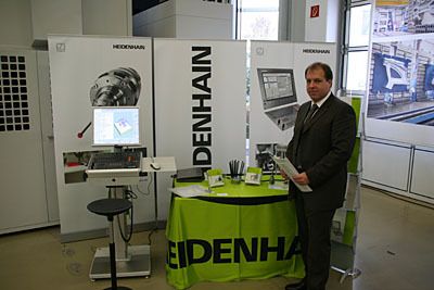 Jochen Wawra vom technischen Verkauf der Dr. Johannes Heidenhain GmbH, Traunreut, beantwortete Fragen rund um die neuen Funktionen der Steuerung iTNC 530. (Archiv: Vogel Business Media)